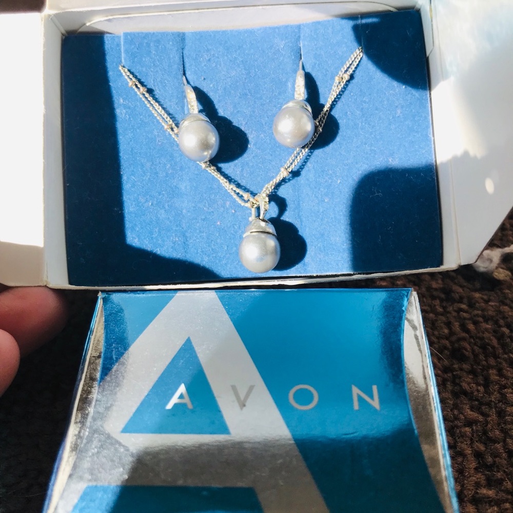 beautiful light gray pearl necklace with earrings